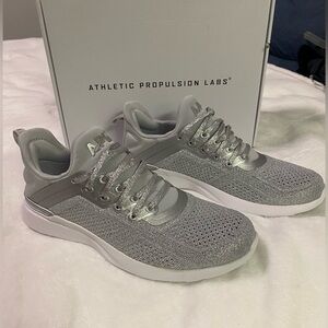 New in Box Women’s APL Techloom Tracer Metallic Silver/White 8